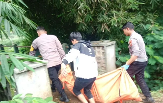 Polisi Evakuasi Sesosok Mayat Tanpa Identitas di Selokan 
