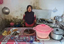 Fatimah, 50 Dekade Bertahan dengan Warung Nasi Tradisional