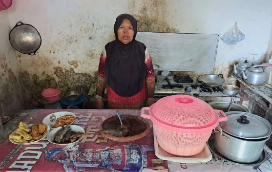 Fatimah, 50 Dekade Bertahan dengan Warung Nasi Tradisional