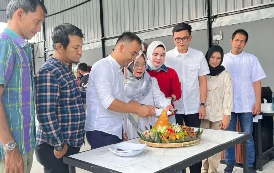 Cuci Mobil Sambil Teguk Secangkir Kopi