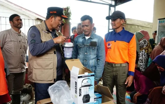 Belum Berlistrik, Bupati Pasok Lampu Surya ke JamurKonyel