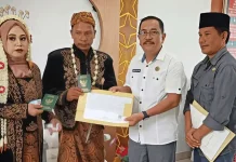 KUA dan Disdukcapil Touna Serahkan Dokumen Pasangan Baru