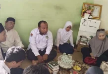 Siswa Kelas 8.5 MTsN Tanjungpinang Melakukan Takziah