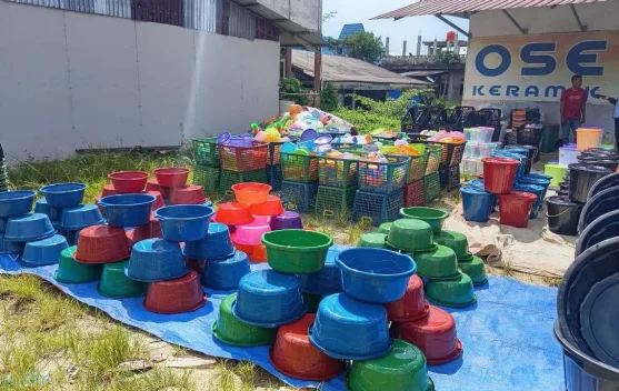 Omset Lumayan, Pemuda Asal Padang Jualan Barang Plastik