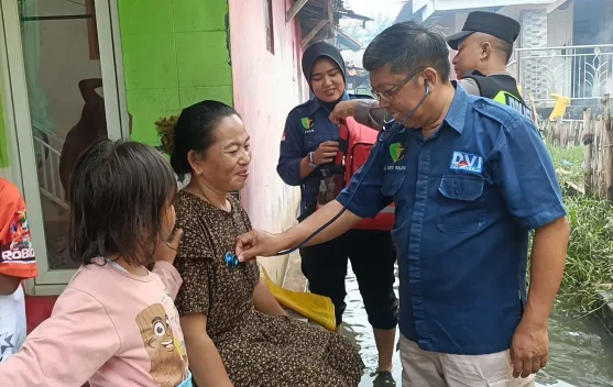 Dokkes Polres Batang Cek Kesehatan Warga Terdampak Banjir 