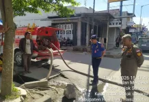 Pemerintah Bersihkan Gorong-Gorong Depan MPP Doloksanggul