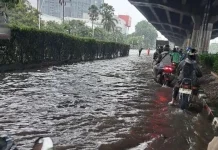 Puluhan RT dan Jalan Jakarta Masih Terendam hingga Minggu Siang