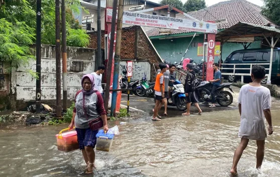 Menanti Surut di Bawah Langit Mendung Rawa Terate