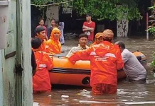 Warga Rawa Terate Jakarta Dievakuasi dengan Perahu Karet