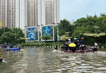 Banjir Rendam Ancol, Warga Manfaatkan Perahu untuk Menyebrang 