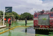 Damkar Kendal Bantu Bersihkan Sekolah Terdampak Banjir 