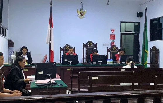 Dua Bendahara SMP 9 Ambon Dituntut 7,6 Tahun