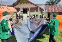Mahasiswa KKN Unimal Bersihkan Meunasah Pascabanjir