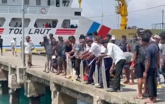 Polisi Musnahkan Puluhan Liter Sopi di Pelabuhan Namalua 