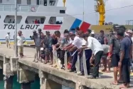Polisi Musnahkan Puluhan Liter Sopi di Pelabuhan Namalua 