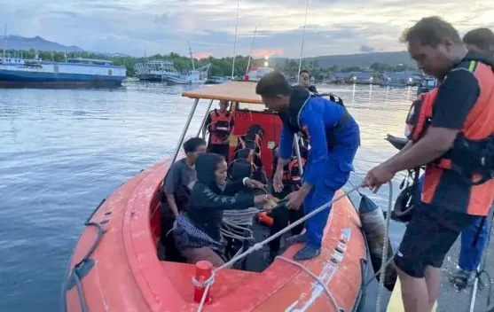 Ditpolairud Polda NTT Evakuasi Kapal Rusak di Sikka