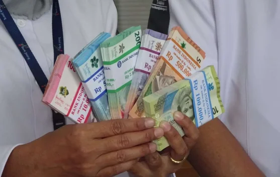 Rupiah Melemah di Rp16.985, Kekhawatiran Fiskal Jadi Sorotan