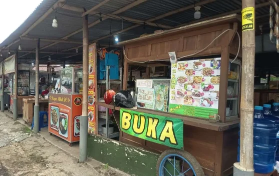 Libur Kuliah, Pendapatan Pedagang Sekitar UIN Saizu Menurun