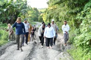Jalan Rusak Dataran Bulan Ditinjau Wabup Touna