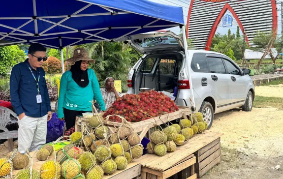 Tugu JK Dipadati Pedagang Durian Musiman