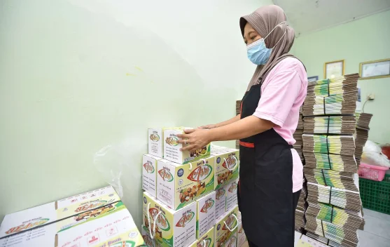 Warga Sukorejo Banjir Ribuan Kardus Sari Matoa