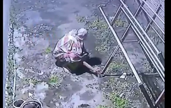 Seorang Pria Terekam Kamera CCTV Curi Perkakas Warga 