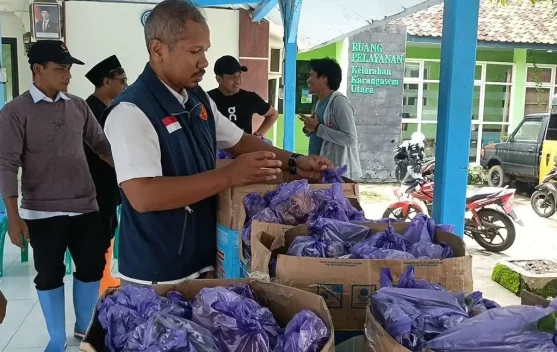 BPBD Batang Distribusikan Ribuan Nasi Bungkus Pengungsi Banjir