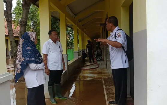 Banjir Landa Sekolah, Disdikbud Batang Instruksikan Pembelajaran Daring 