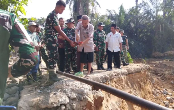 TNI Bersama Warga Bangun Jembatan Bailey Perdana di Parjalihotan Pinangsori
