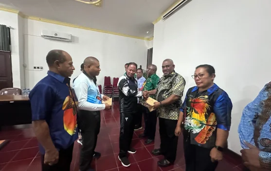 Wabup Yapen Serahkan SK Plt OPD Nomenklatur Baru